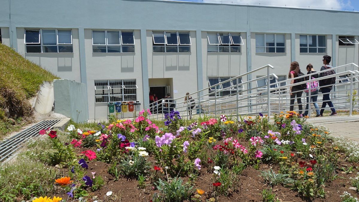Bloco do campus do Instituto Federal do Rio Grande do Sul em Caxias do Sul, com canteiro de flores