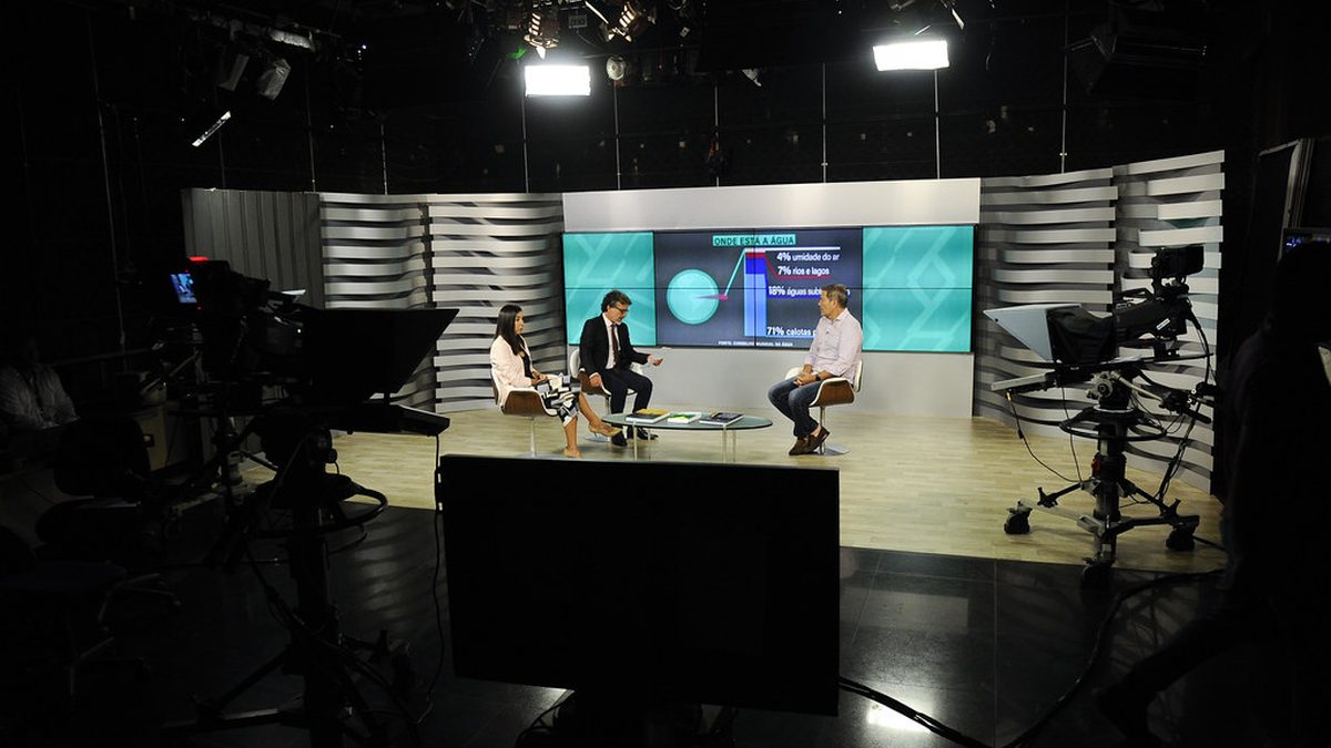 Estúdio de televisão com câmeras e cenário de entrevista, em Brasília
