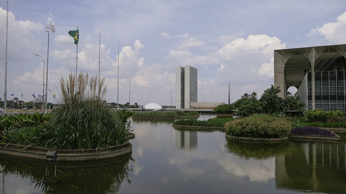 Congresso Nacional visto do espelho d’água do Palácio do Itamaraty, em Brasília