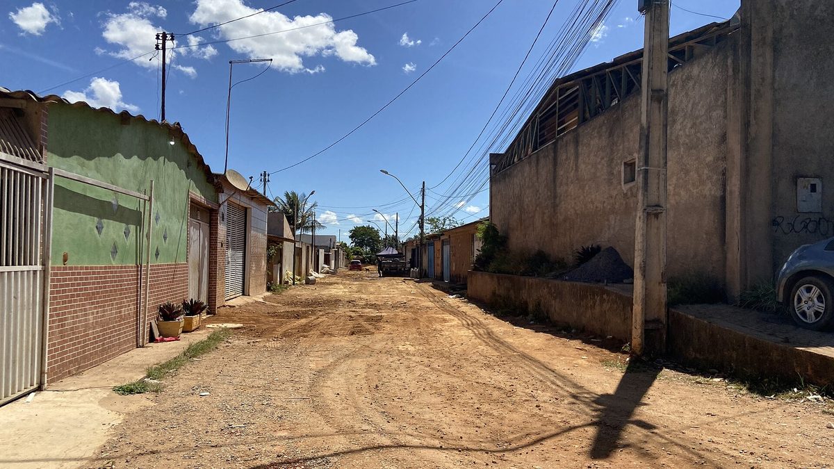 Rua de terra com casas no Sol Nascente, região administrativa do Distrito Federal