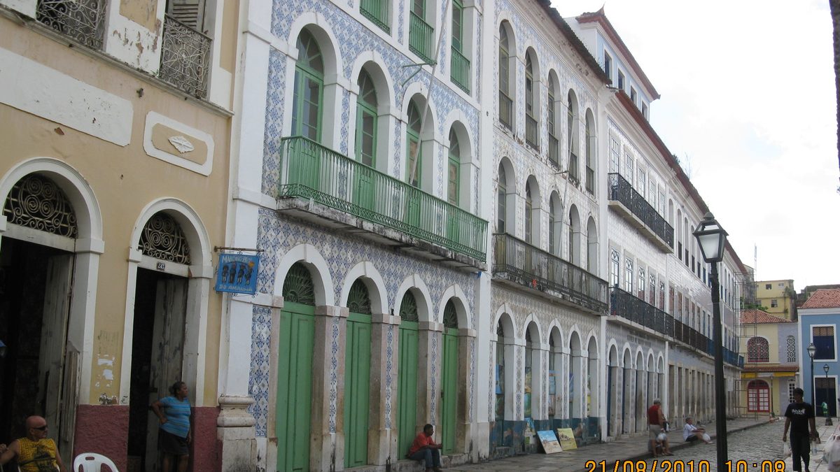 Casarões com fachadas de azulejo e portas verdes fechadas no Centro Histórico de São Luís