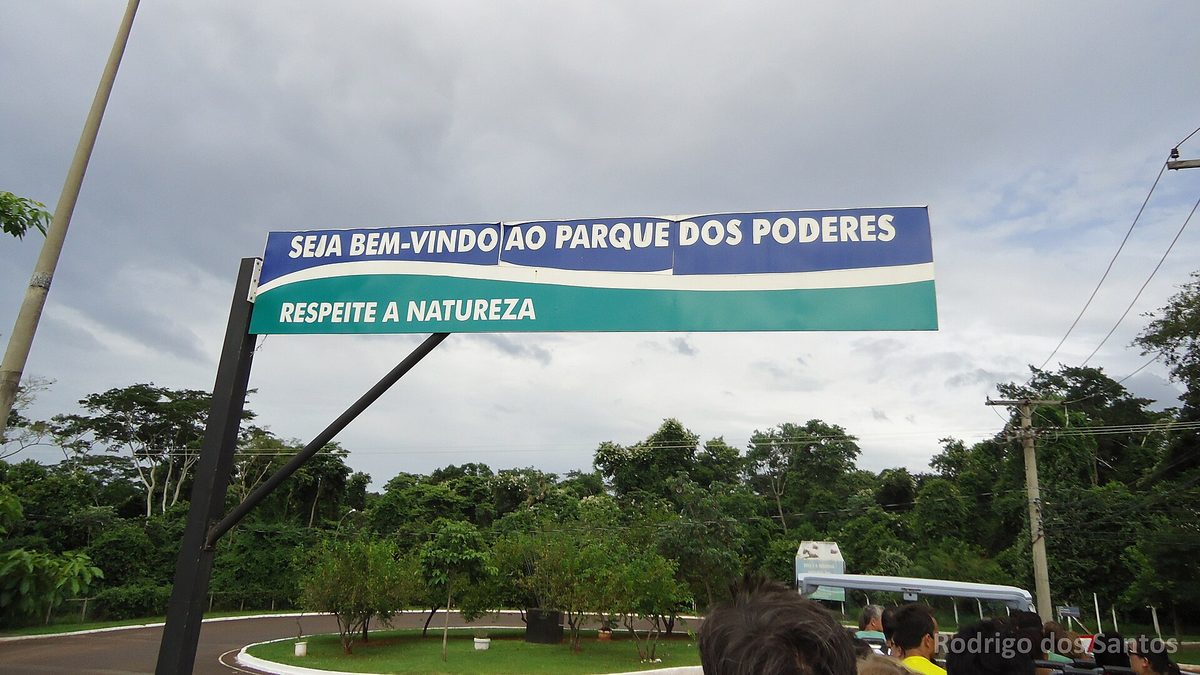 Placa de boas-vindas na entrada do Parque dos Poderes, em Campo Grande