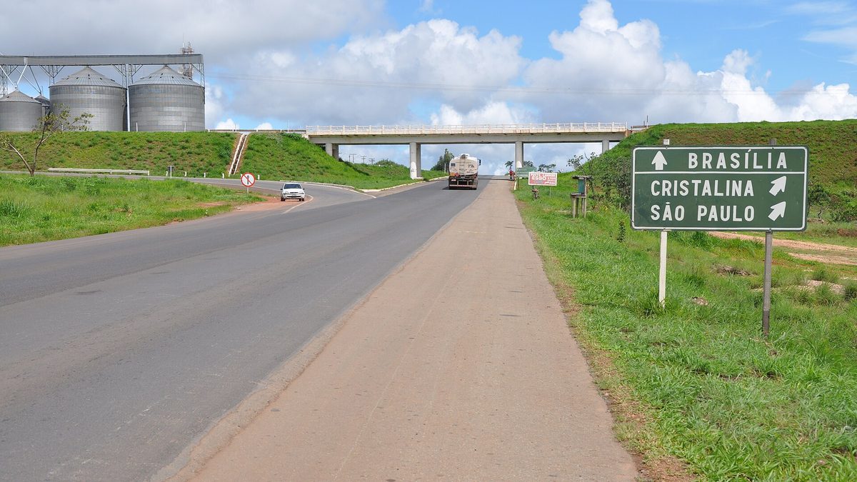Placa no encontro das rodovias BR-040 e BR-050 indica Brasília, Cristalina e São Paulo