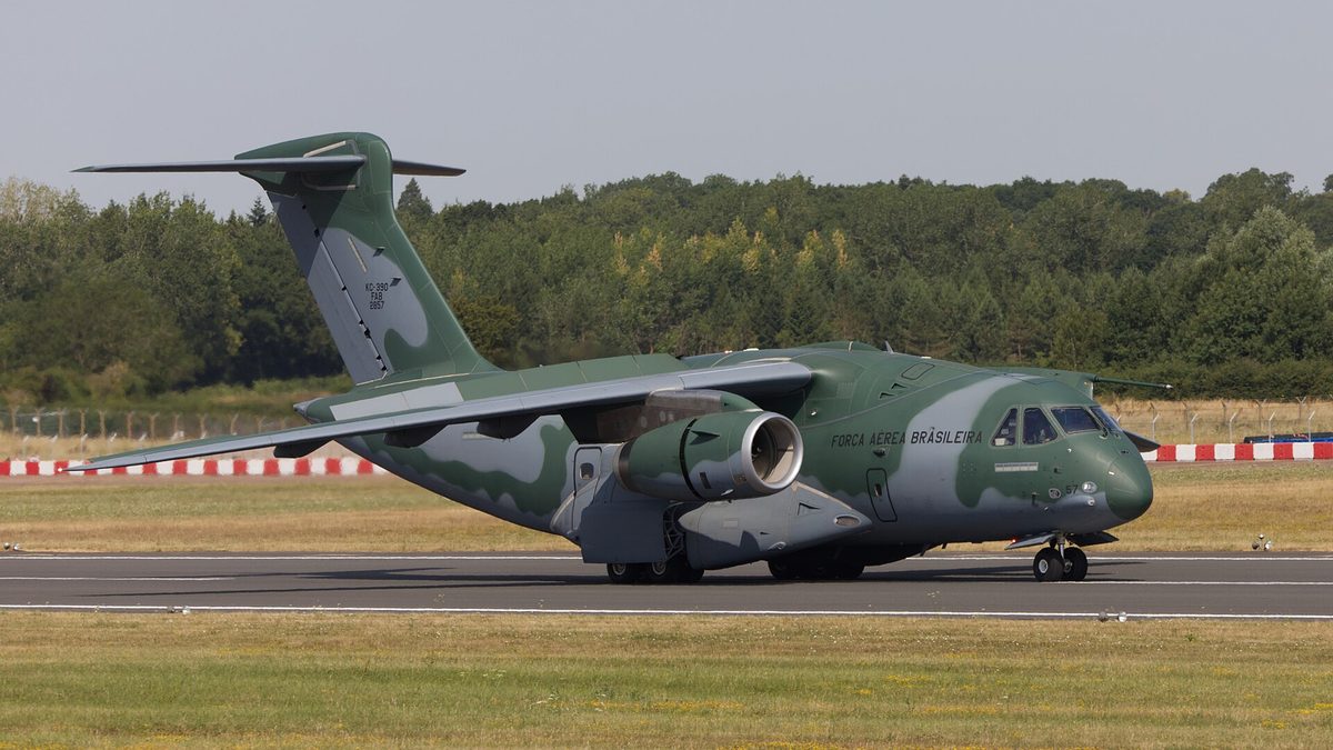 Avião cargueiro KC-390 da Força Aérea Brasileira, com pintura camuflada, taxiando na pista