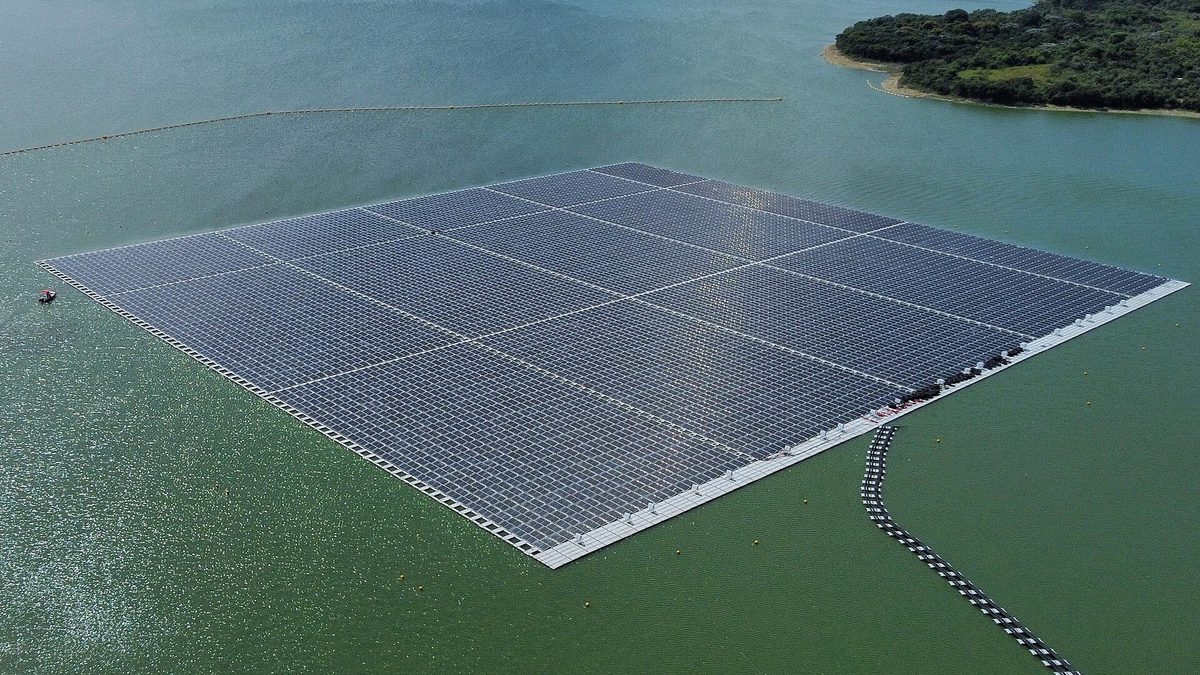 Usina solar flutuante sobre a represa Billings, na Grande São Paulo