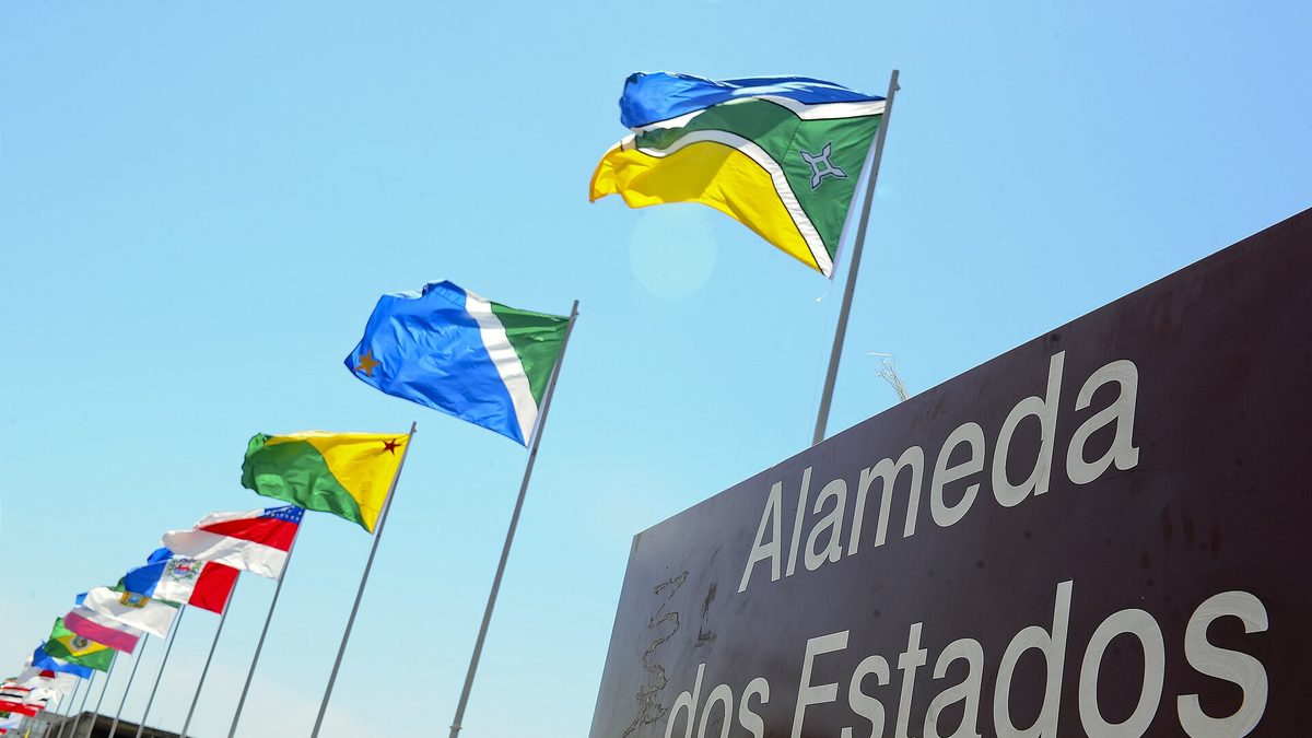 Bandeiras dos estados brasileiros hasteadas na Alameda dos Estados, em Brasília