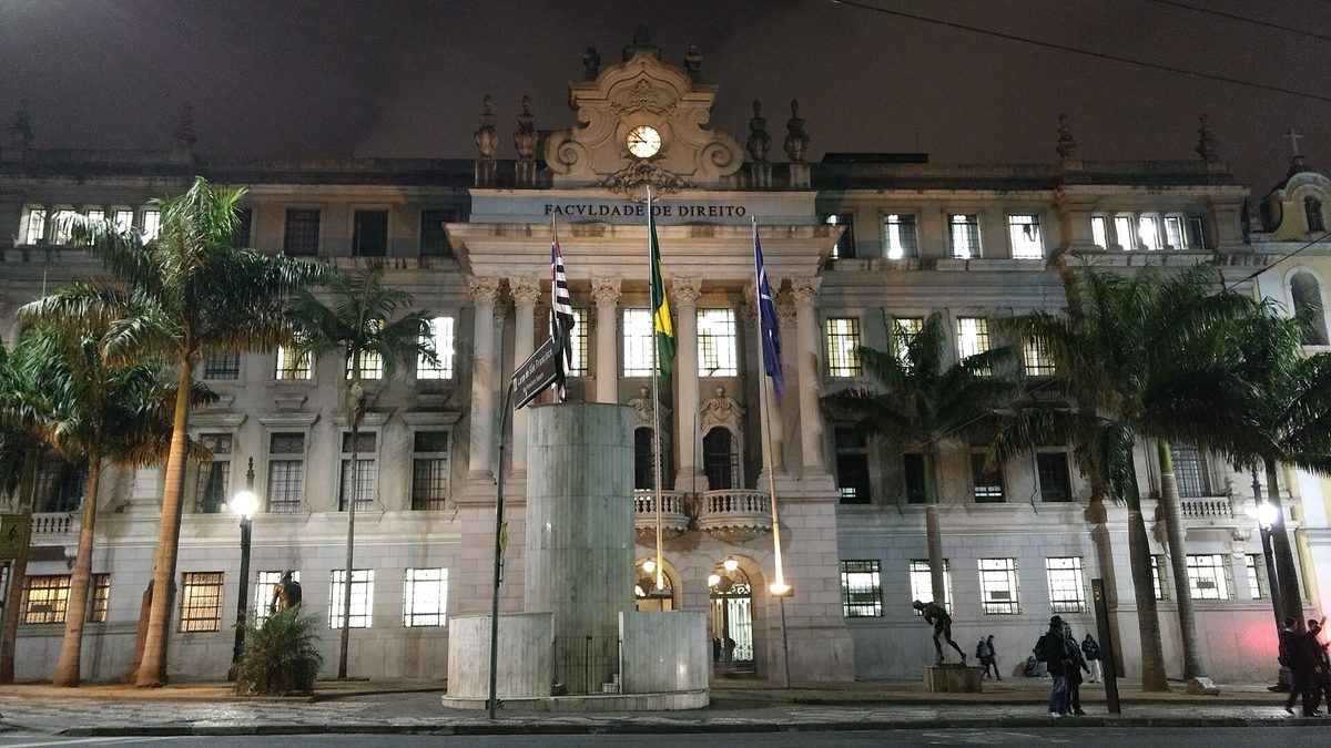 Fachada da Faculdade de Direito no Largo de São Francisco, em São Paulo, à noite