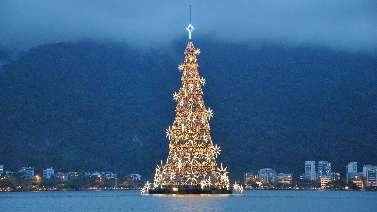 Árvore de Natal iluminada sobre a Lagoa Rodrigo de Freitas, no Rio de Janeiro, ao anoitecer