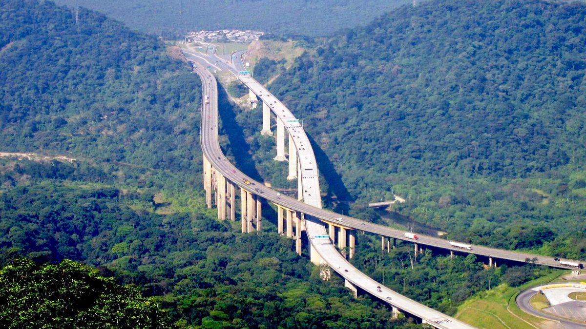 Viadutos da Rodovia dos Imigrantes na mata da Serra do Mar, em São Paulo