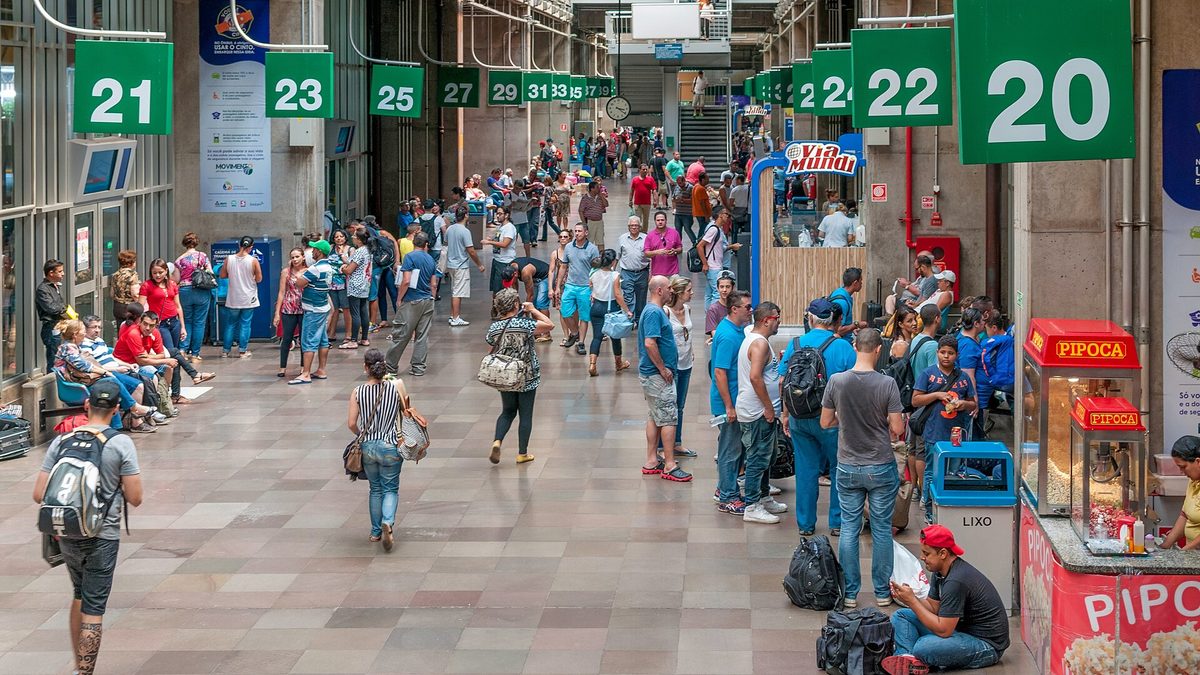 Passageiros com malas nas plataformas do Terminal Rodoviário Tietê, em São Paulo