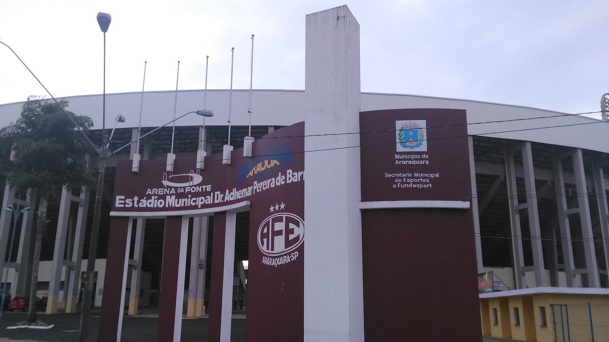 Portal da Arena da Fonte, o Estádio Fonte Luminosa, com o escudo da Ferroviária, em Araraquara