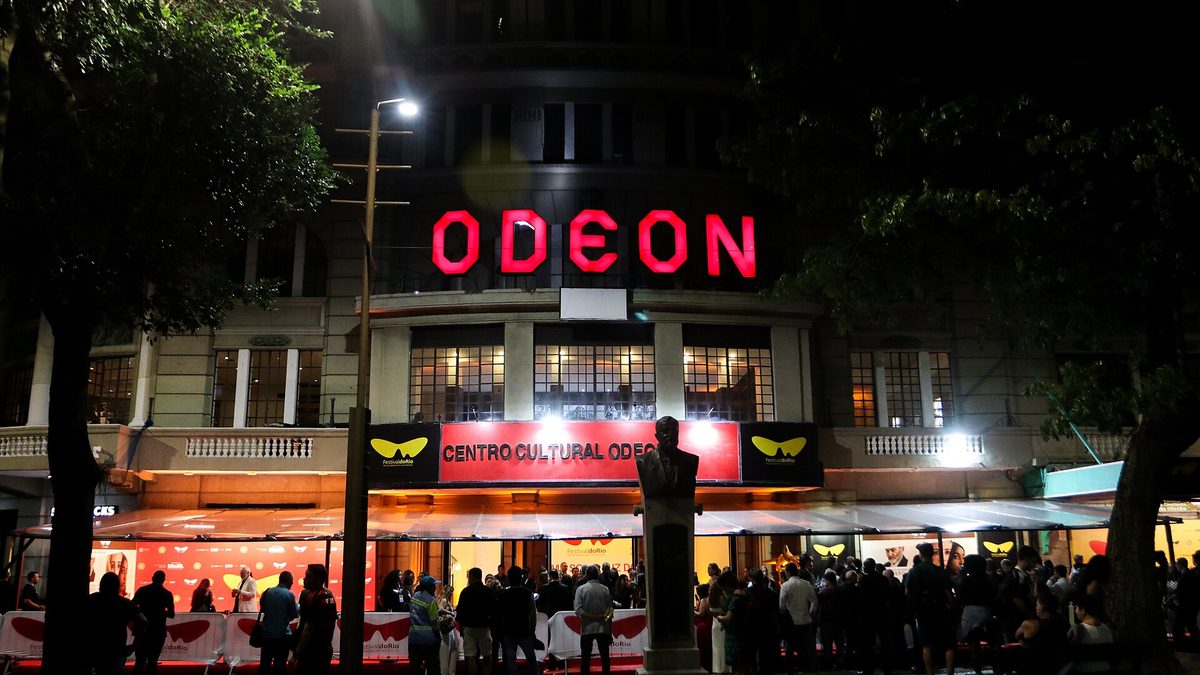 Fachada iluminada do Cine Odeon, na Cinelândia, durante o Festival do Rio