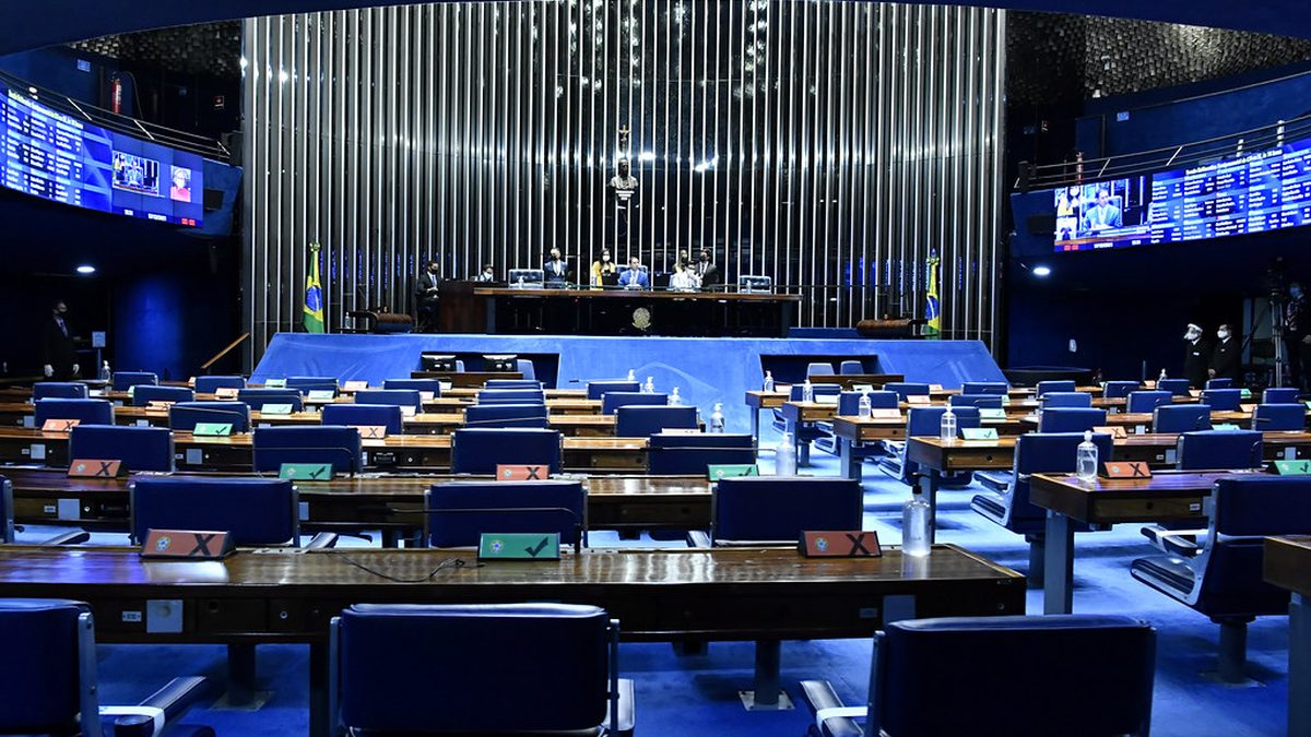 Plenário do Senado Federal com bancadas azuis quase vazias e a Mesa ao fundo, em Brasília