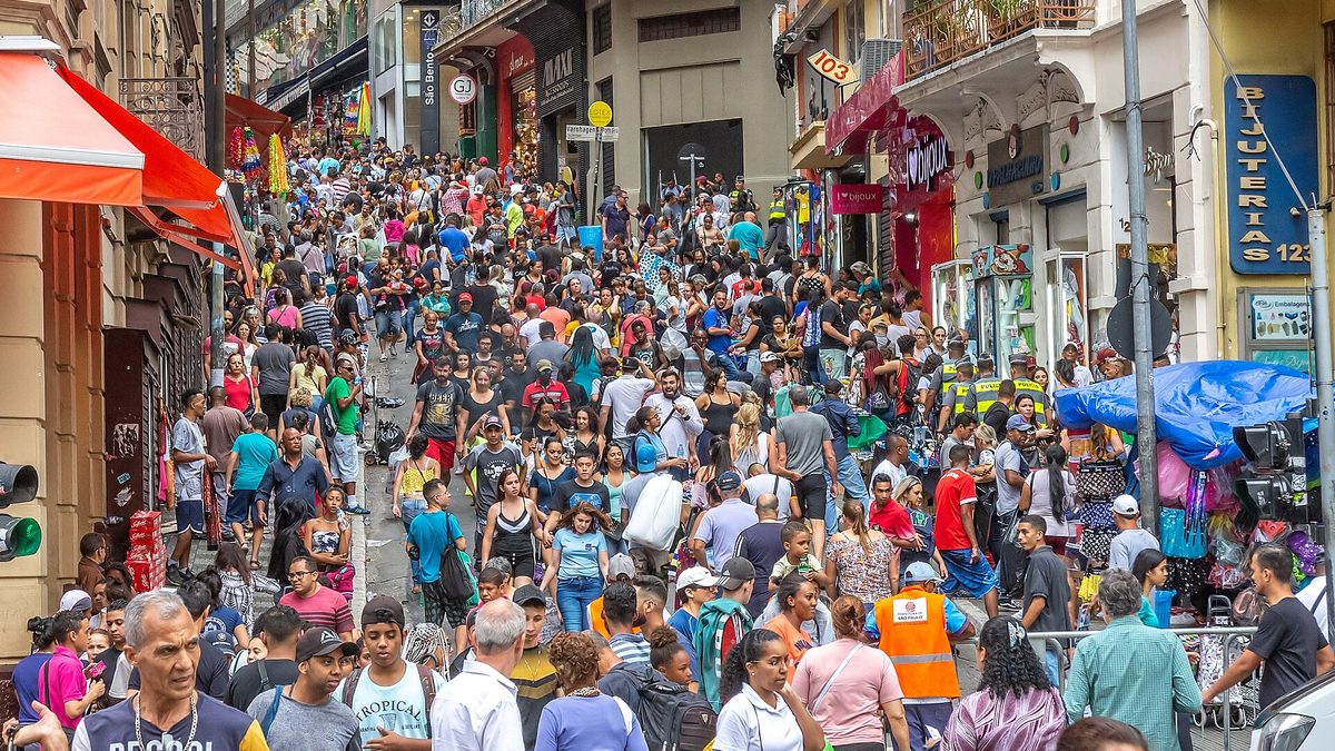 Ladeira de comércio popular lotada de pedestres e lojas, no centro de São Paulo