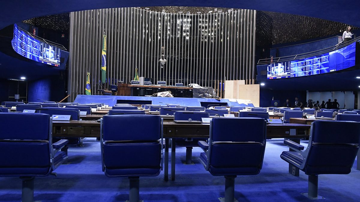 Plenário do Senado Federal vazio, com poltronas azuis e a Mesa ao fundo, em Brasília