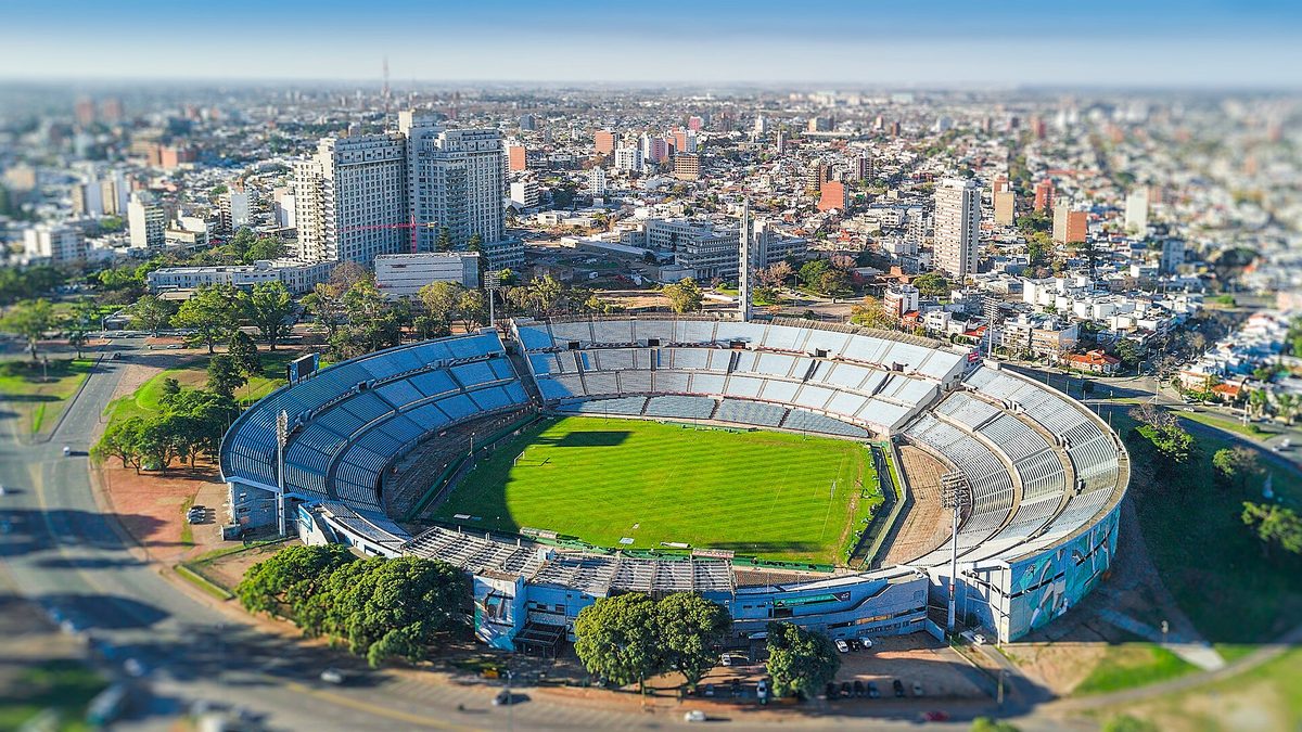 Vista aérea do Estádio Centenário, em Montevidéu, com o gramado e as arquibancadas azuis