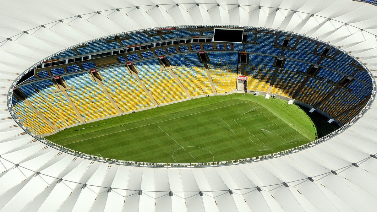 Vista aérea do Maracanã, com o gramado e as arquibancadas azuis e amarelas, no Rio de Janeiro