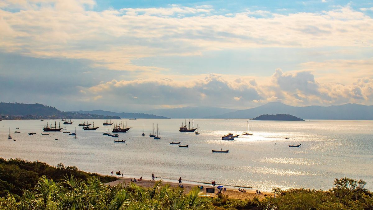 Barcos ancorados ao entardecer na Cachoeira do Bom Jesus, no Norte de Florianópolis