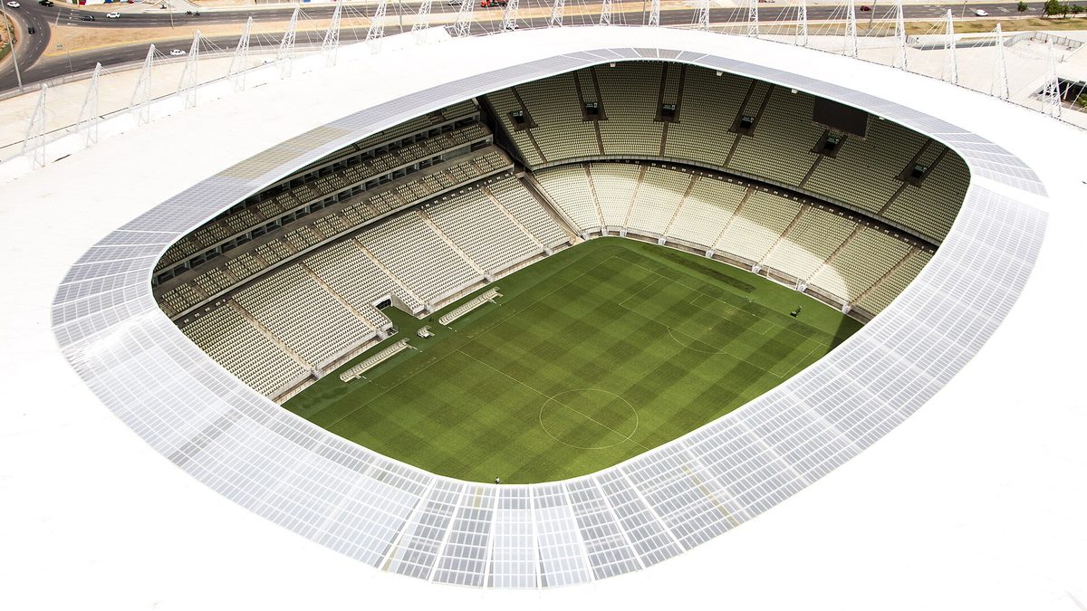 Arquibancadas e gramado da Arena Castelão, em Fortaleza, vistos do alto
