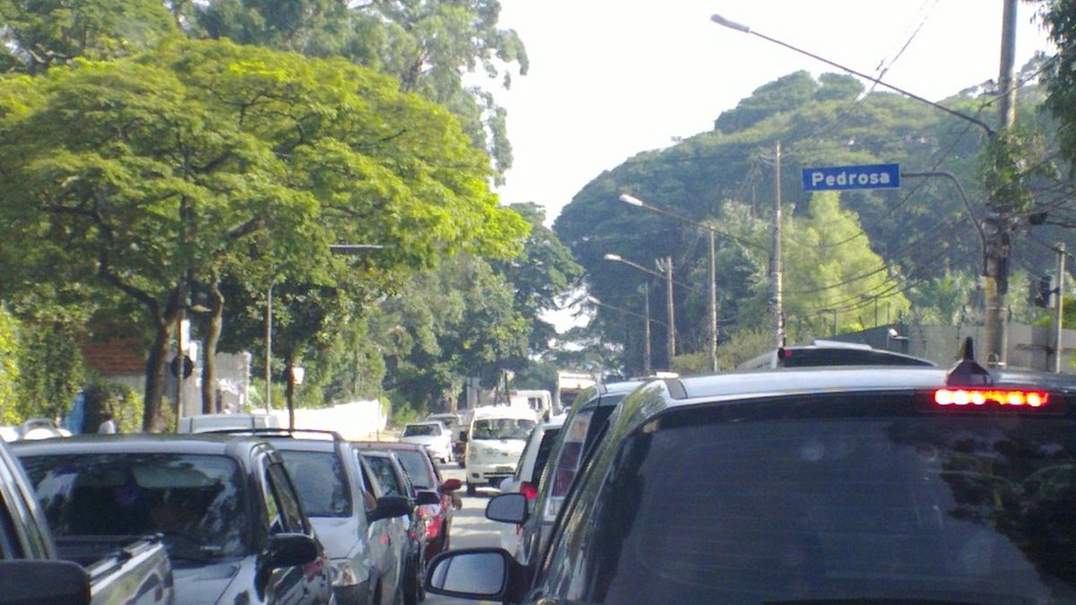 Carros em fila no trânsito da avenida Morumbi, em São Paulo