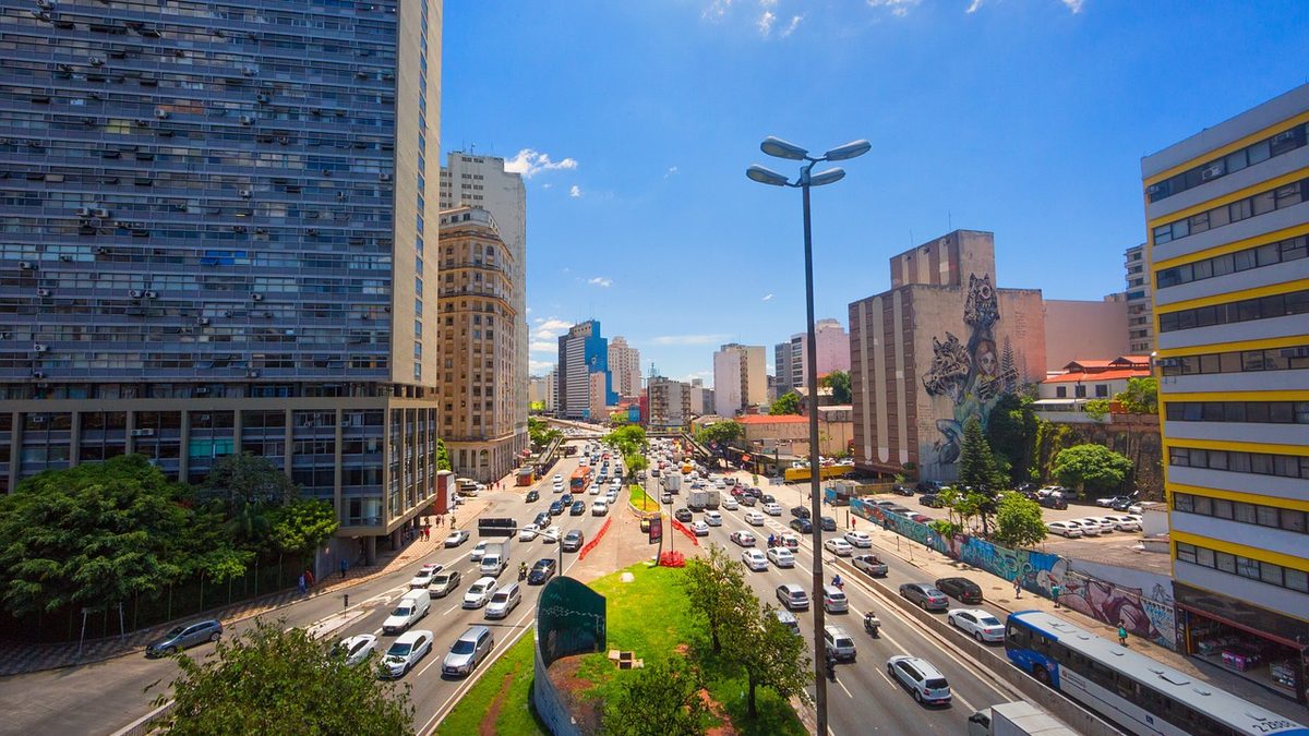 Avenida movimentada entre prédios comerciais no centro de São Paulo