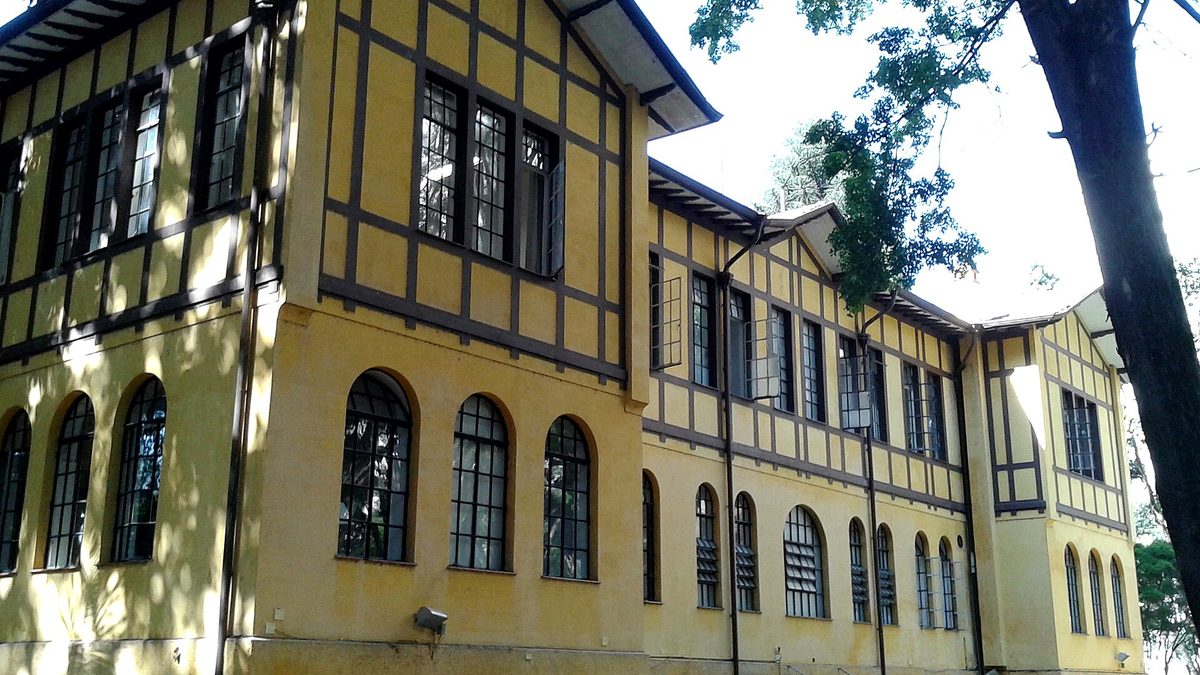 Prédio amarelo da Escola de Moda do Fundo Social, no Parque da Água Branca, em São Paulo