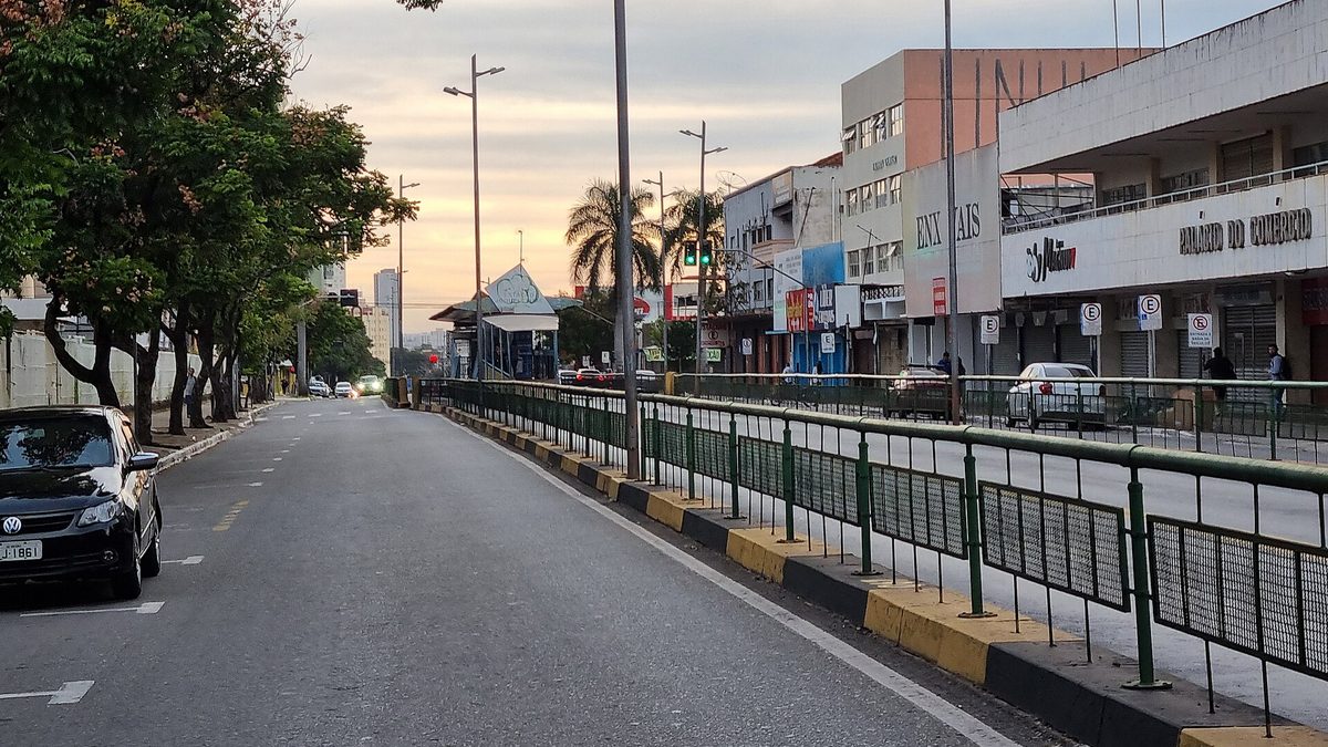 Avenida Anhanguera com corredor de ônibus no Centro de Goiânia ao entardecer
