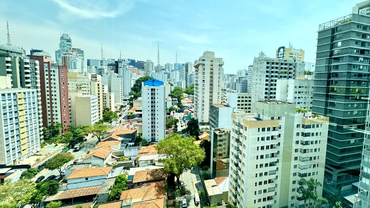 Prédios residenciais e casas no Baixo Augusta, em São Paulo