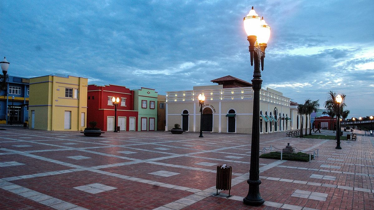 Calçadão da Gameleira e prédio do Mercado Velho com postes acesos, em Rio Branco, no Acre