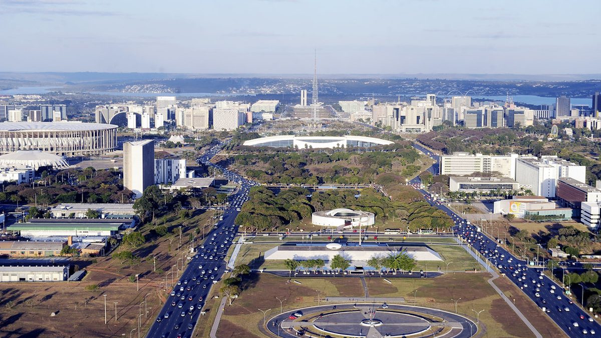Eixo Monumental de Brasília visto do alto, com a Torre de TV e o Estádio Mané Garrincha ao fundo