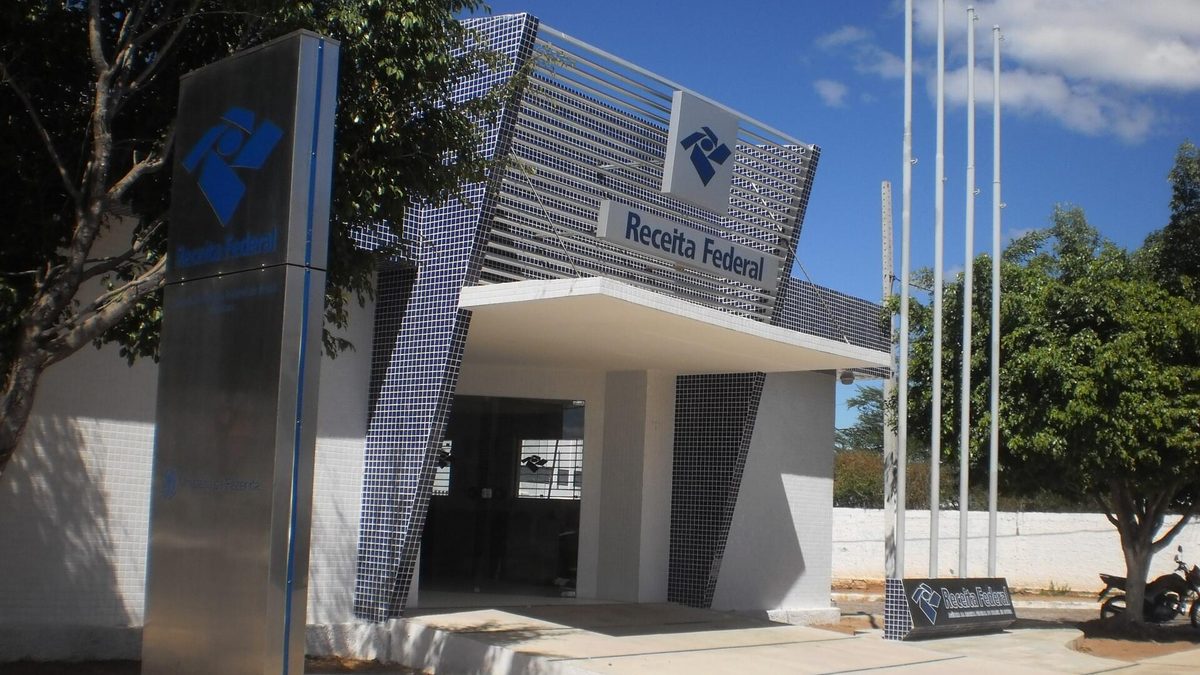 Fachada da agência da Receita Federal em Sousa, na Paraíba, com o logotipo do órgão