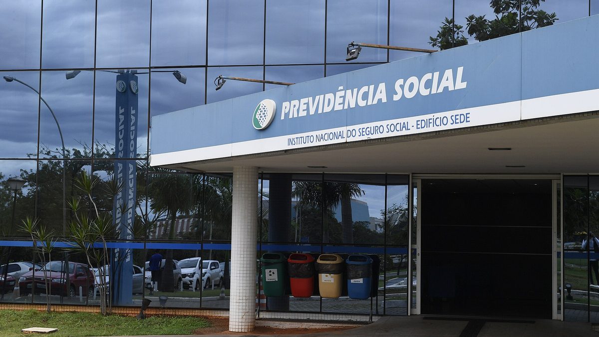 Entrada do edifício-sede do INSS, com o letreiro da Previdência Social, em Brasília