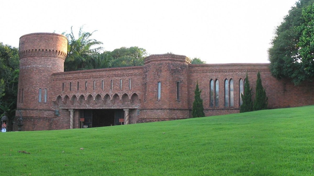 Castelo São João, de tijolos aparentes e torre redonda, com gramado à frente, no Instituto Ricardo Brennand, no Recife