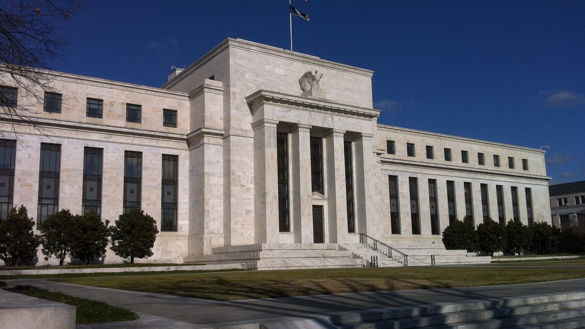 Fachada de mármore do prédio do Federal Reserve, em Washington, sob céu azul