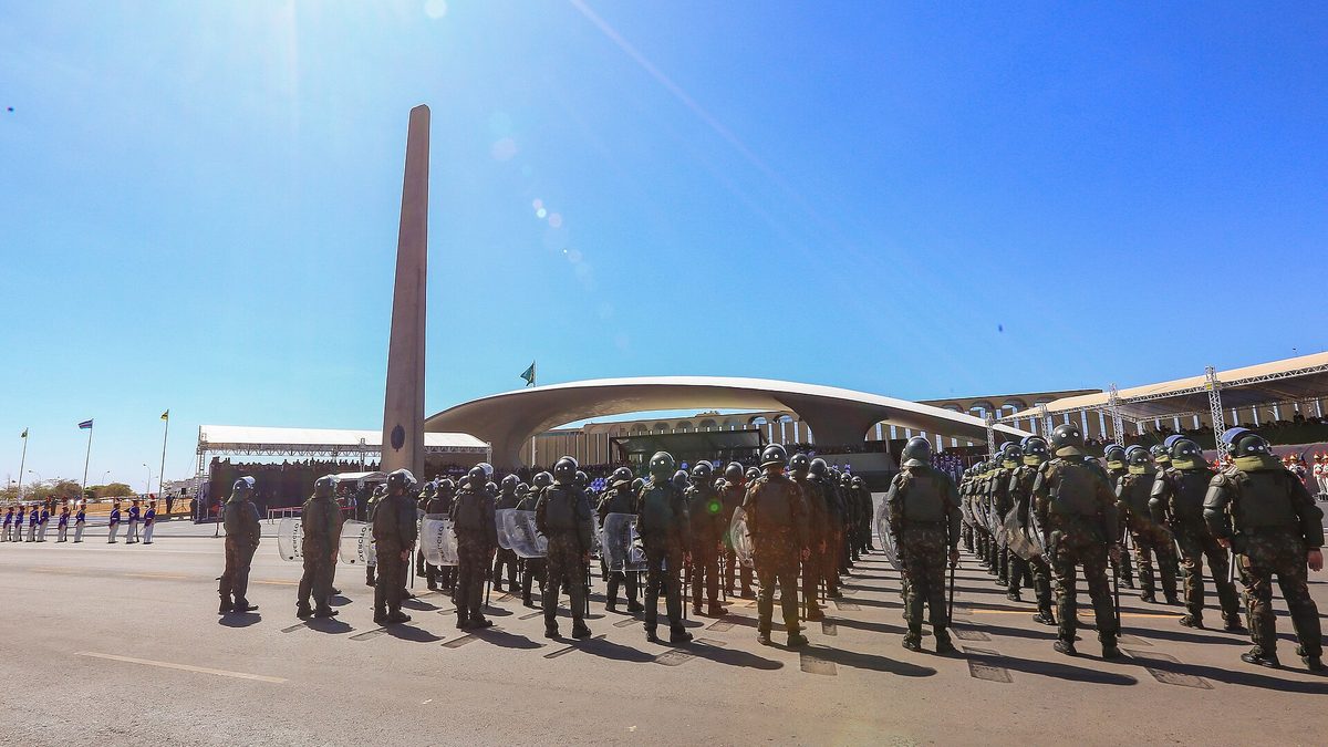 Tropas do Exército em formação no pátio do Quartel-General, em Brasília, com o obelisco ao fundo