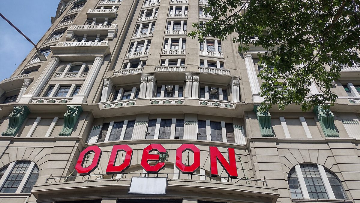 Fachada do Cine Odeon, com o letreiro vermelho, na Cinelândia, no Rio de Janeiro