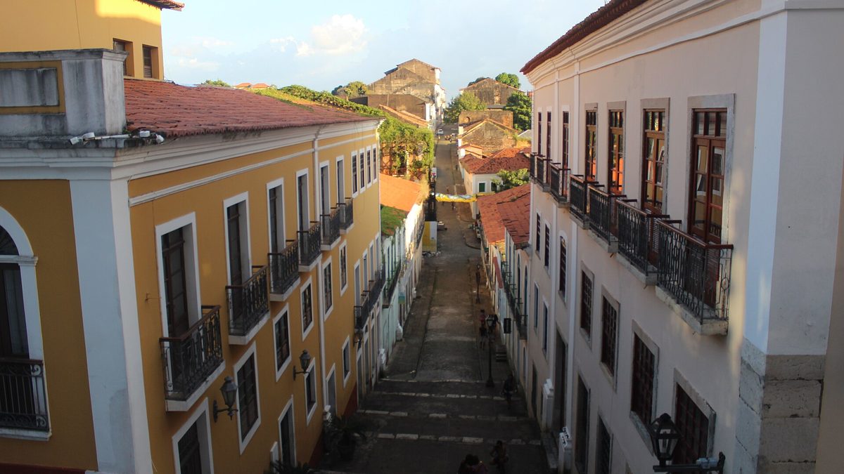 Escadaria entre casarões coloniais no Centro Histórico de São Luís