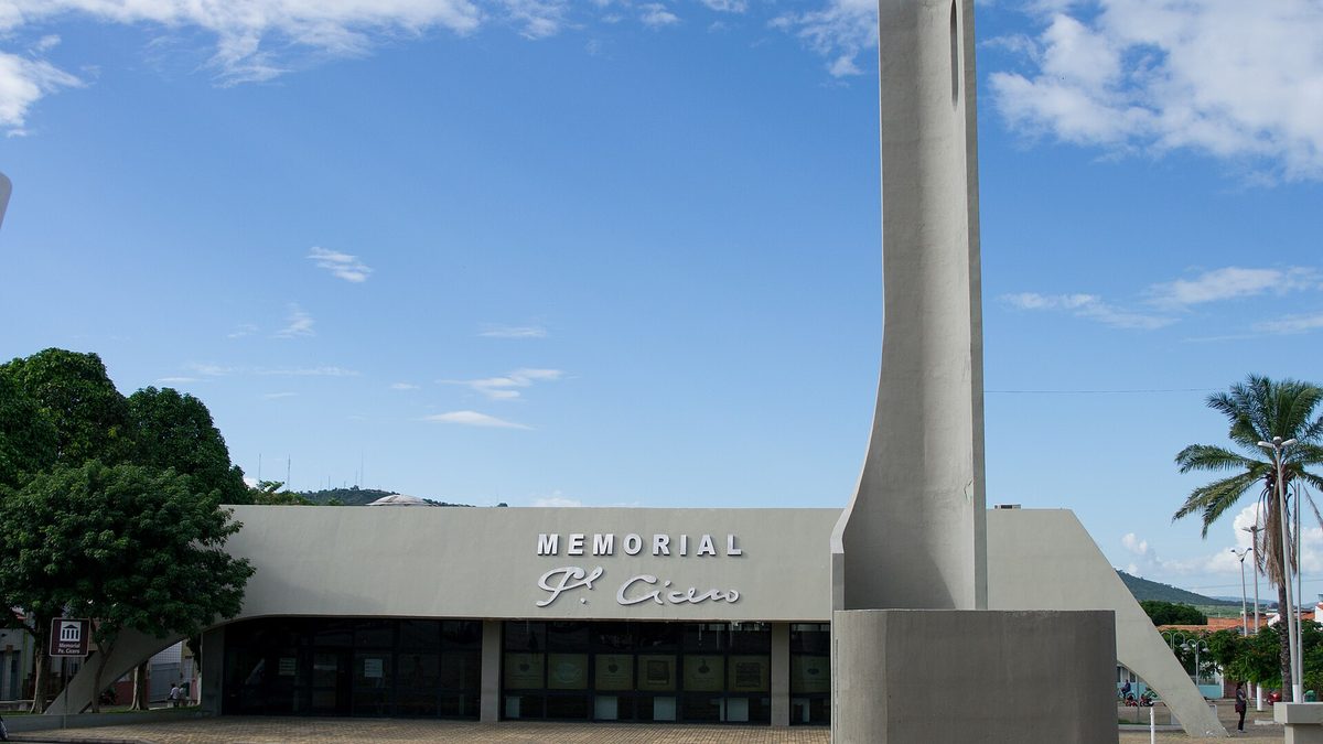 Fachada do Memorial Padre Cícero, em Juazeiro do Norte, sob céu azul