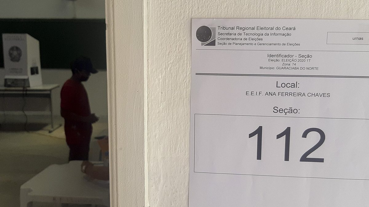 Placa com o local e o número da seção eleitoral na porta de uma sala de aula, em Guaraciaba do Norte (CE)
