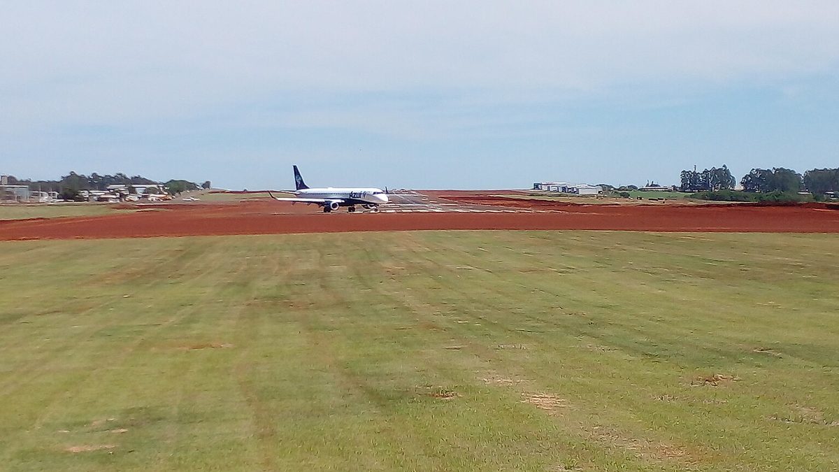 Pista do Aeroporto Regional de Cascavel com avião ao fundo, no oeste do Paraná