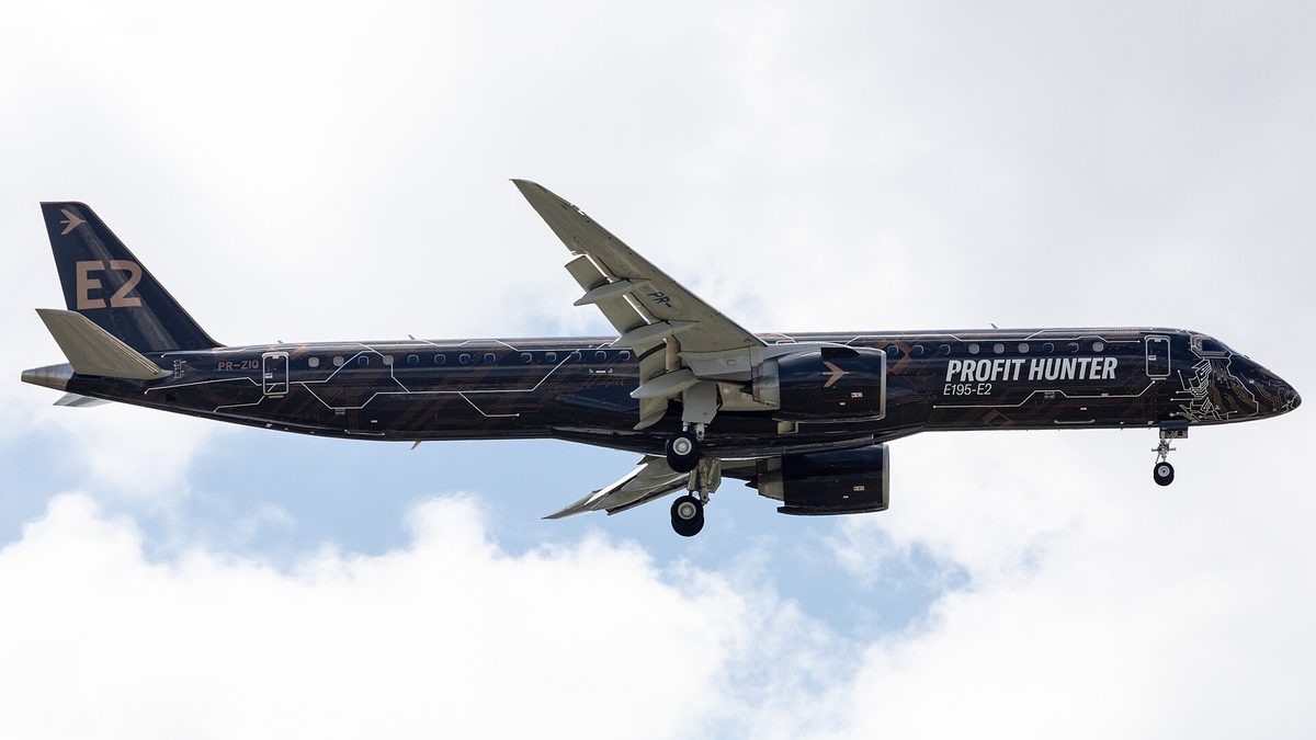 Jato Embraer E195-E2 de demonstração em voo, com o trem de pouso abaixado