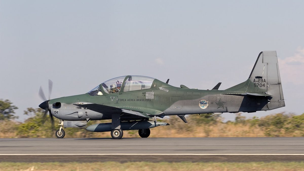 Caça A-29 Super Tucano da Força Aérea Brasileira, com pintura camuflada, na pista