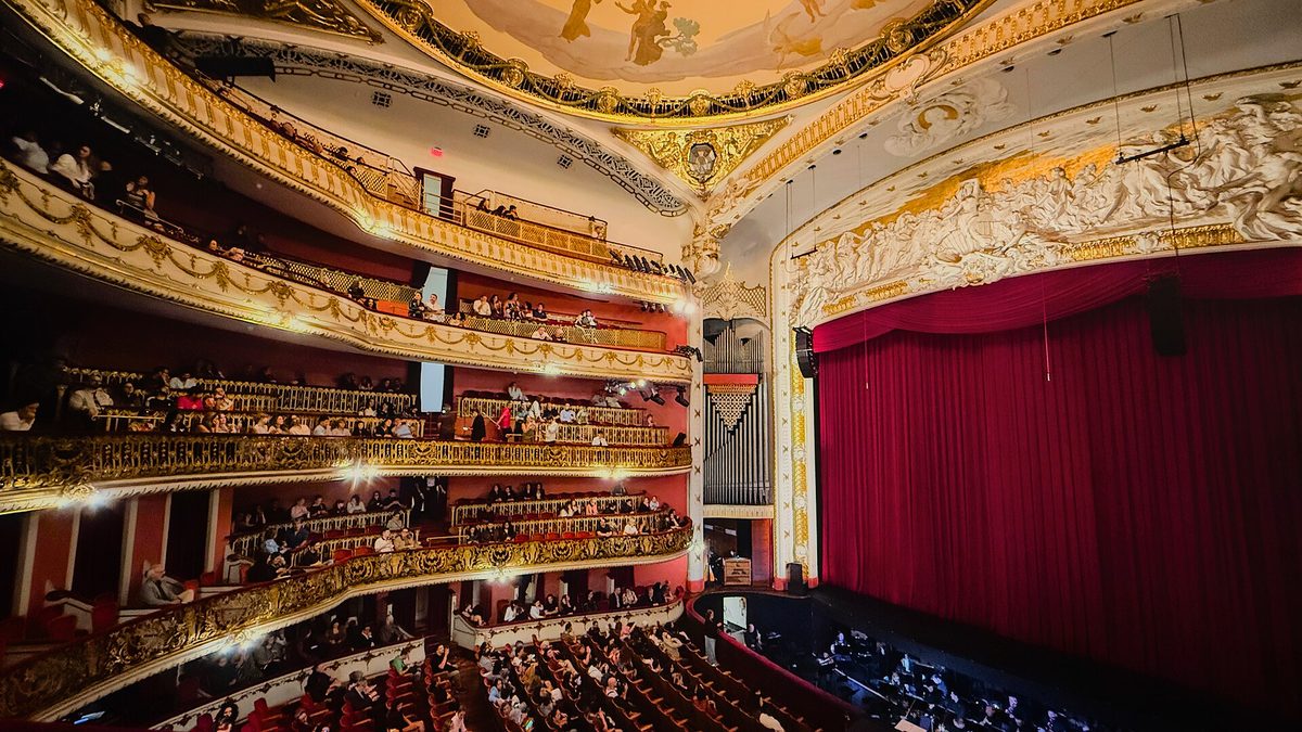 Plateia e palco com cortina vermelha no interior do Theatro Municipal de São Paulo