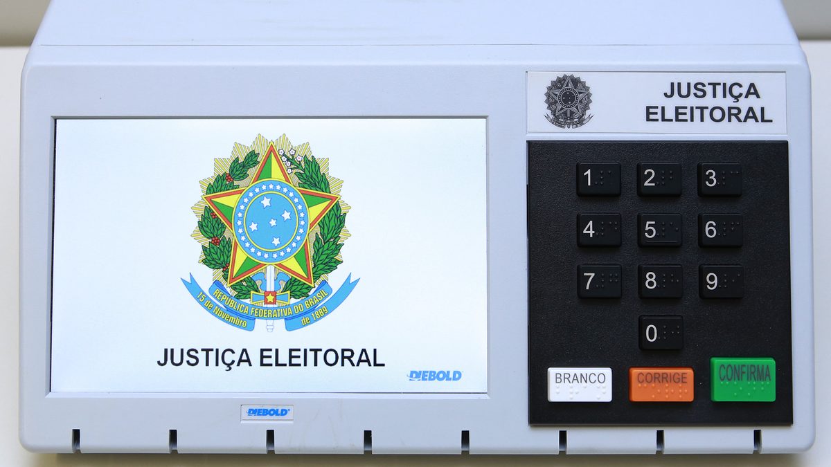 Urna eletrônica da Justiça Eleitoral com o brasão da República na tela