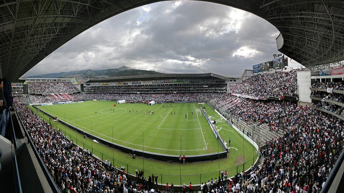 Arquibancadas cheias e gramado do estádio Rodrigo Paz Delgado, a Casa Blanca, em Quito
