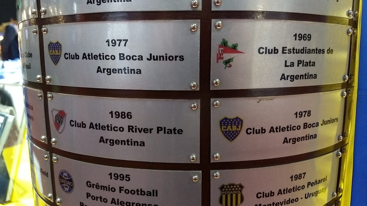 Placas com nomes de campeões na base da taça da Copa Libertadores
