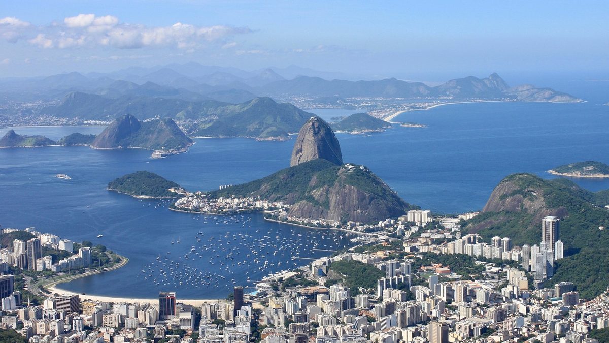 Baía de Guanabara com o Pão de Açúcar e a orla do Rio de Janeiro vistos do alto