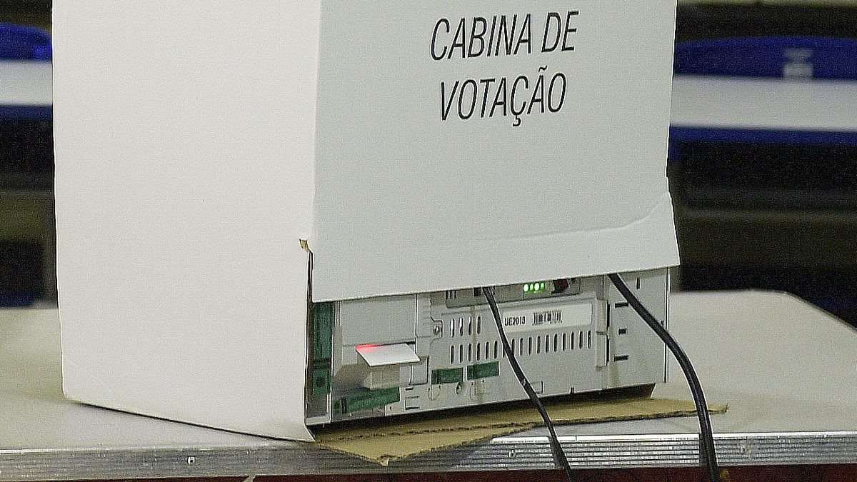 Cabine de votação com urna eletrônica em seção eleitoral