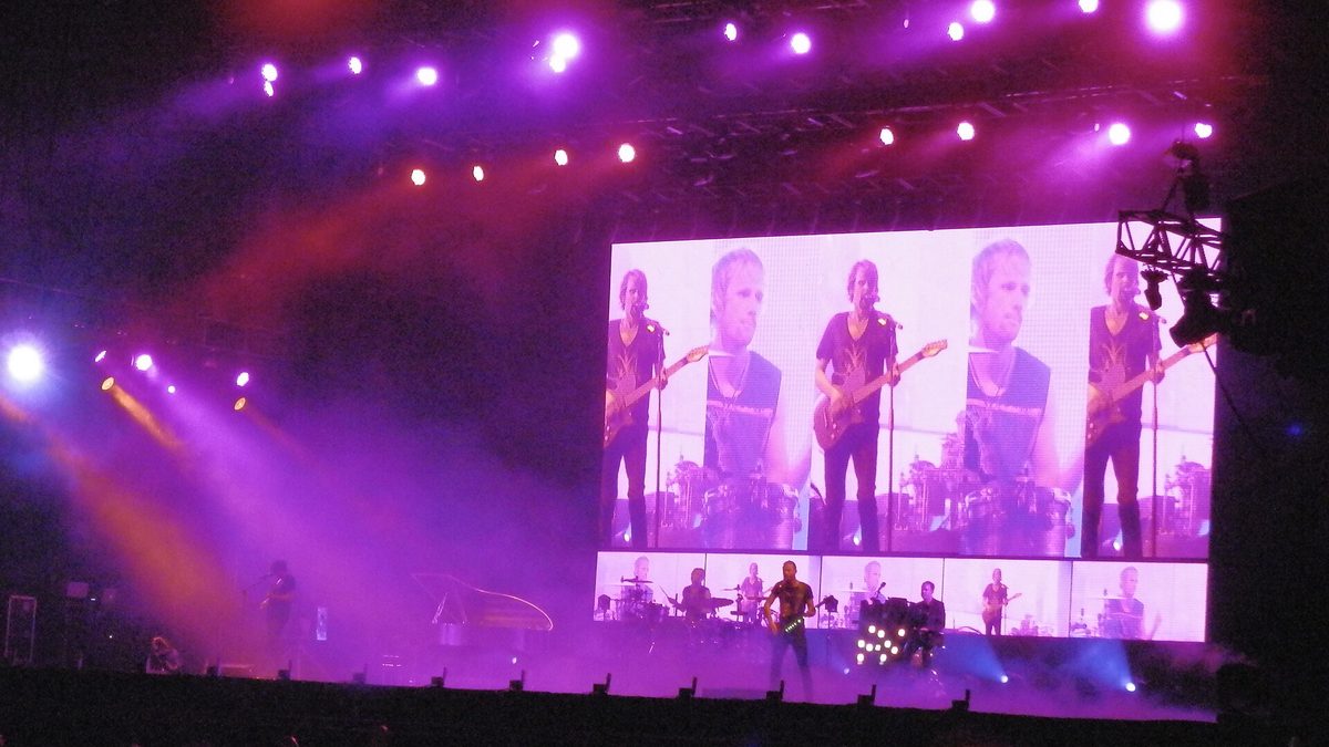 Show da banda Muse no palco do Lollapalooza, em Interlagos, com telão e luzes roxas