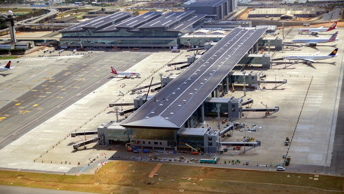 Vista aérea do Terminal 3 do Aeroporto de Guarulhos, com aviões estacionados nas pontes de embarque